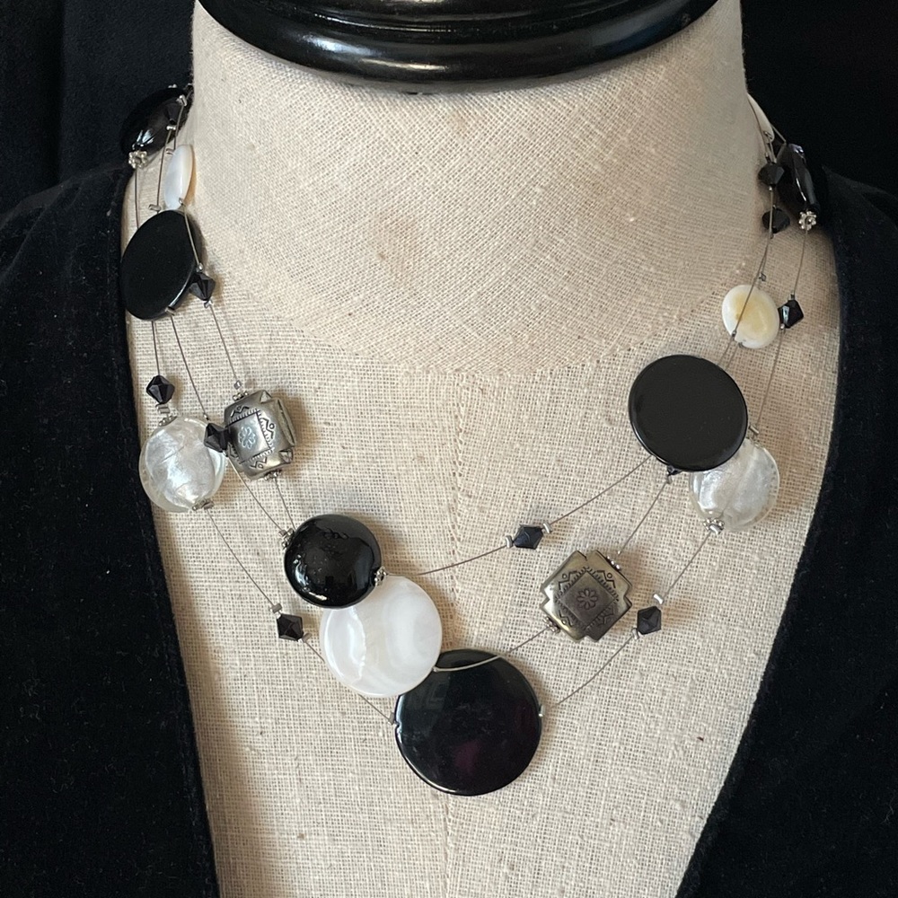 TRIPLE STRAND BLACK/WHITE NECKLACE